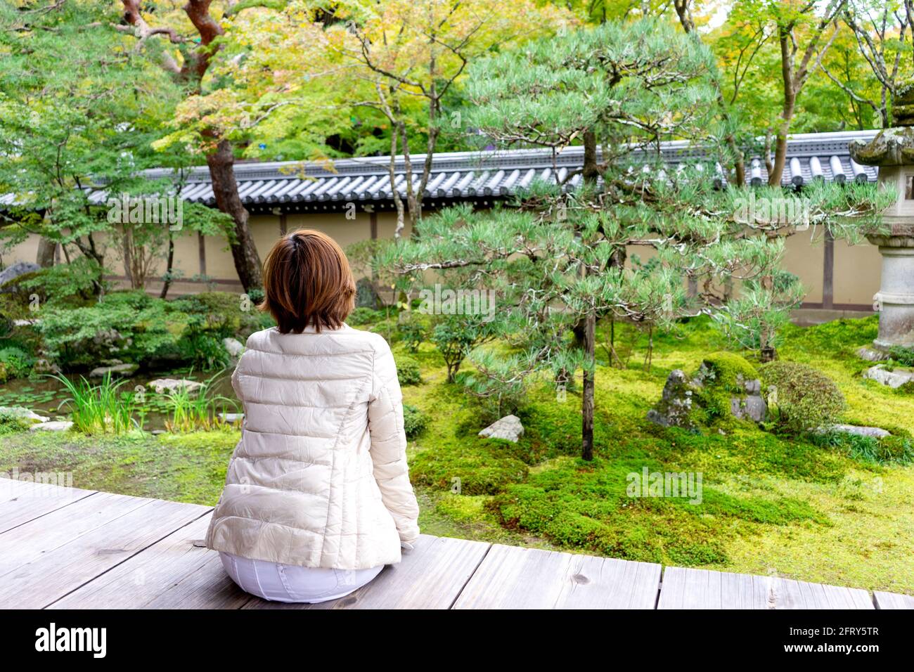Femme asiatique s'asseoir et regarder le jardin du Japon se détendre Dans le parc naturel de Kyoto Banque D'Images