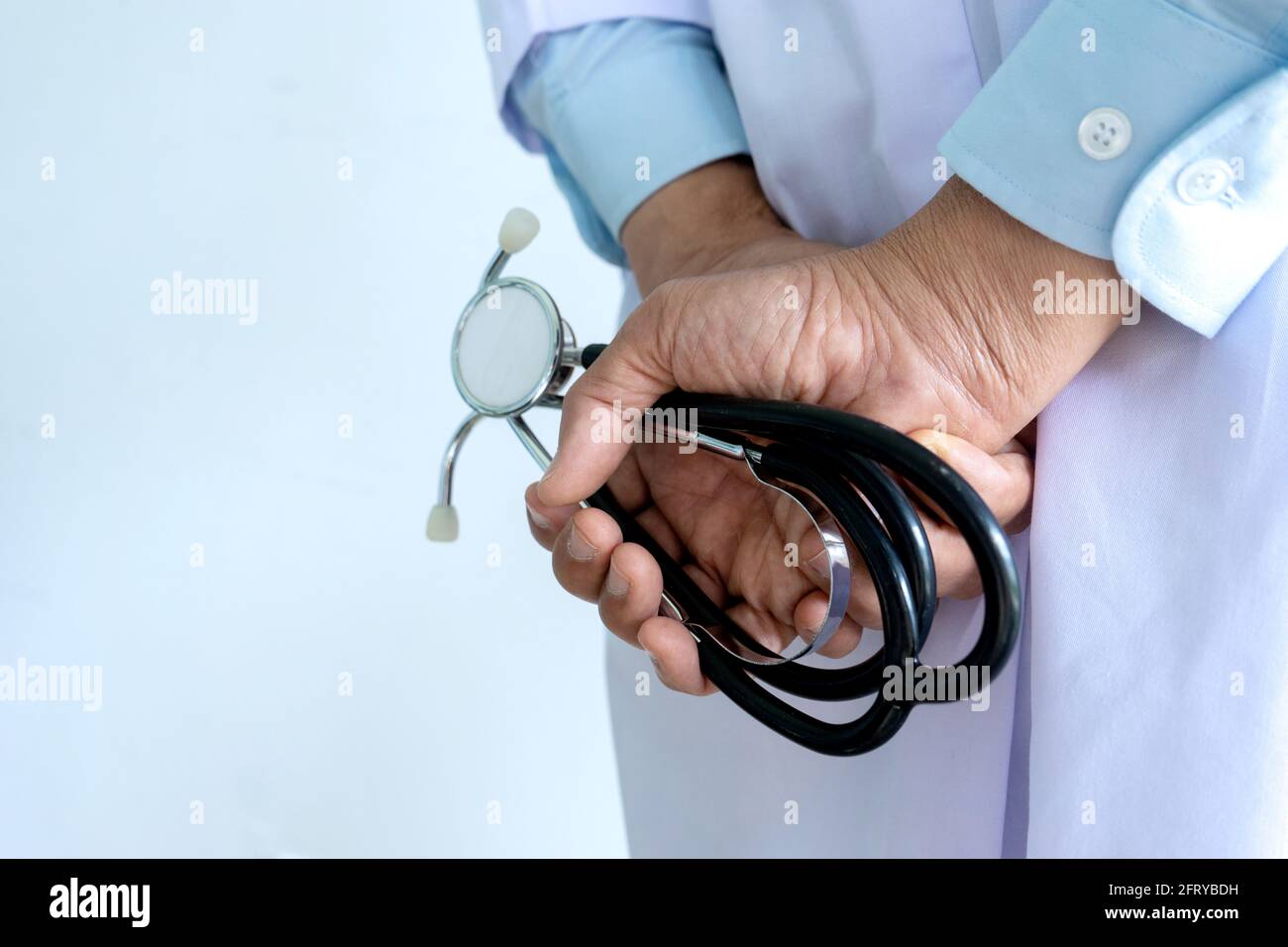 Dos d'un médecin tenir le stéthoscope dans sa main Banque D'Images