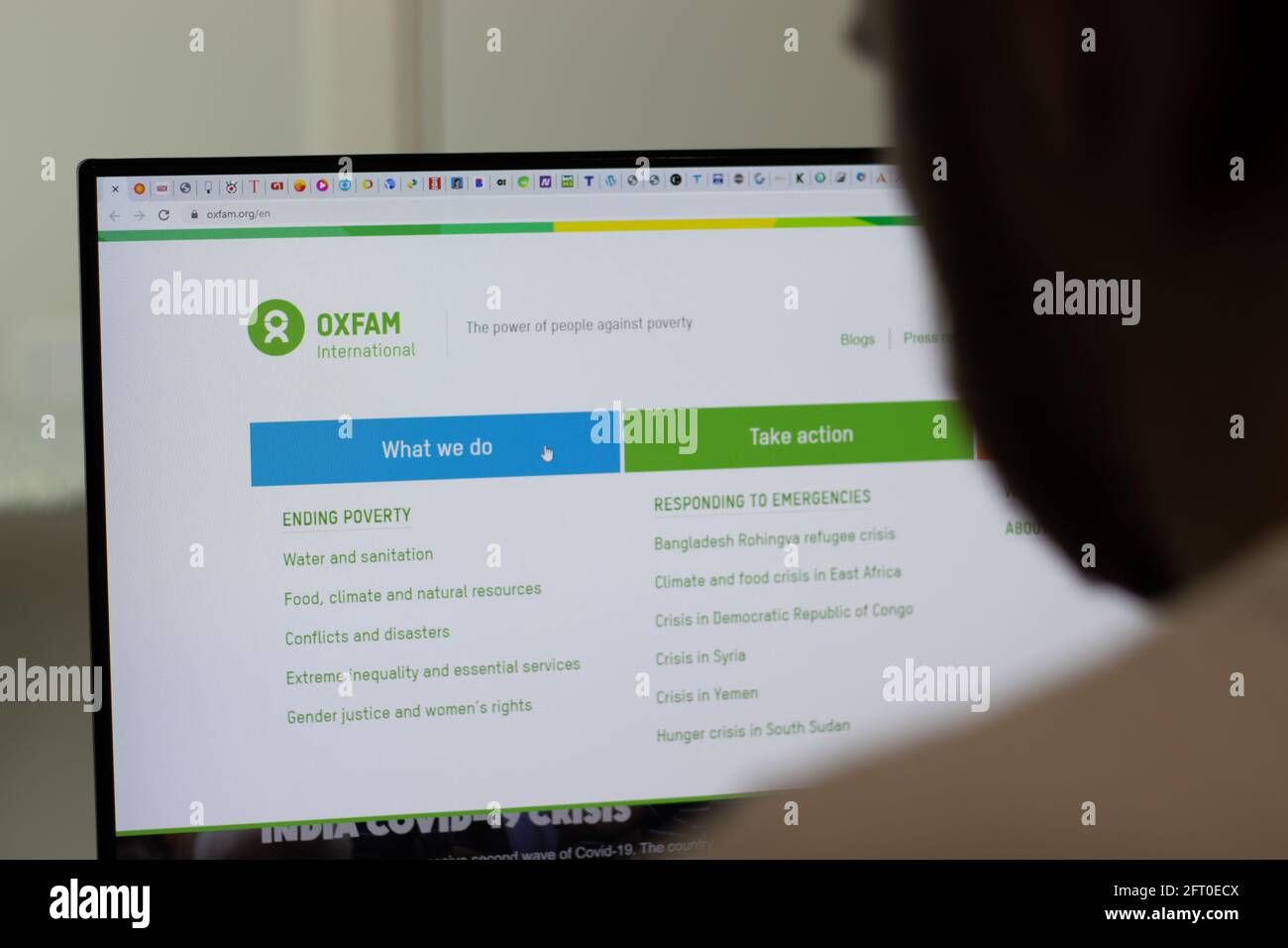 New York, Etats-Unis - 1er mai 2021 : site web de la société Oxfam à l'écran, Editorial Banque D'Images