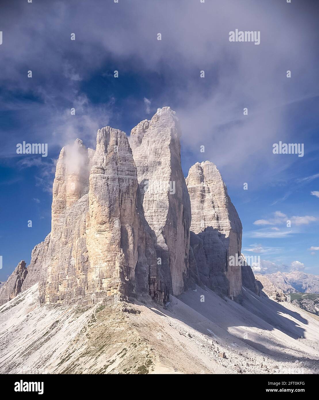 Italie. L'image est de la célèbre trois tours, connu en allemand comme Drei Zinnen mais plus poétique nommé en italien comme le Tre Cime di Laverado situé dans la région orientale Sexten-Sesto des Dolomites italiens. Au cours de la première Guerre mondiale, connue sous le nom de Guerre blanche, les sommets ont fourni une barrière naturelle entre les Italiens et les Autrichiens en guerre, la ligne de front traversant les sommets. Banque D'Images