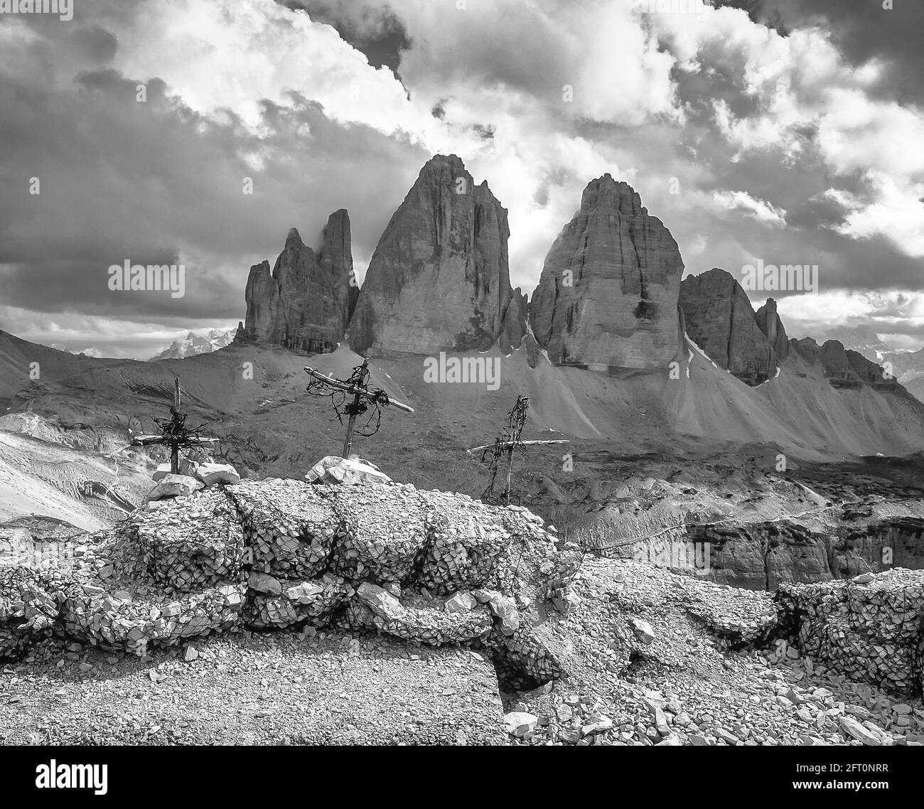 Italie. L'image est des vestiges de la première Guerre mondiale du système autrichien de tranchées en première ligne, en regardant vers les célèbres trois Tours, Connu en allemand sous le nom de Drei Zinnen, mais plus poétique nommé en italien sous le nom de Tre Cime di Laverado situé dans la région occidentale de Sexten-Sesto des Dolomites italiens. Au cours de la première Guerre mondiale, connue sous le nom de Guerre blanche, les sommets ont fourni une barrière naturelle entre les Italiens et les Autrichiens en guerre, la ligne de front traversant les sommets. Banque D'Images