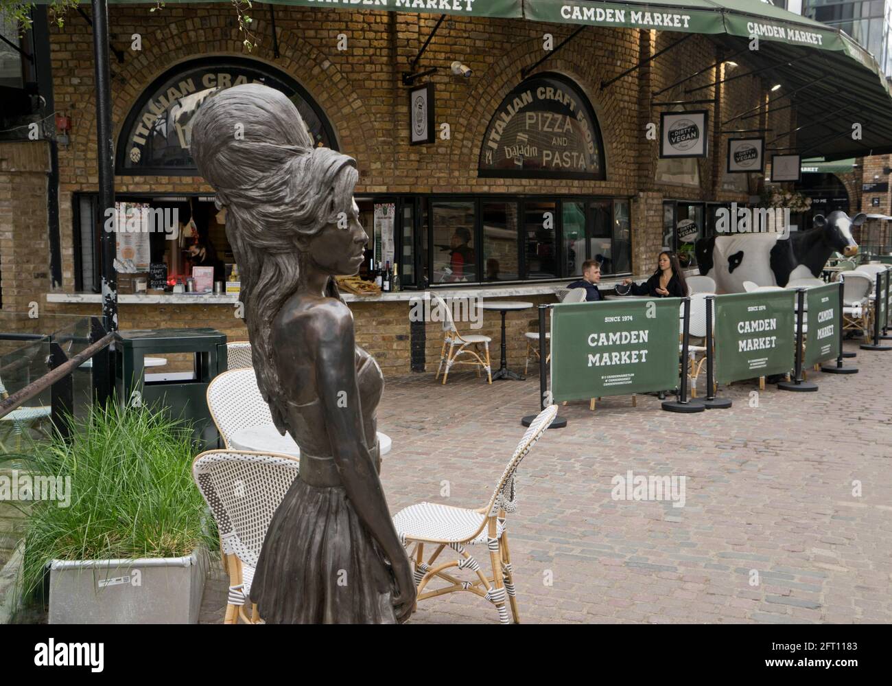 Les bars et les cafés rouvrent par une statue d'Amy Winehouse sur le célèbre marché de Camden Lock à Londres, après la levée des restrictions en raison du coronavirus / Covid-19 Banque D'Images