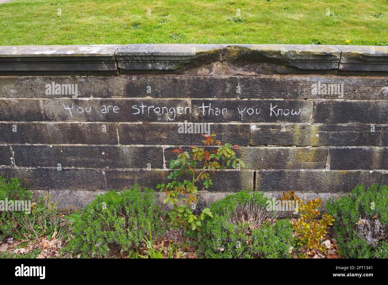 Mur De Jardin Dans Keele Hall Grounds Avec La Citation Vous Vous Etes Plus Fort Que Vous Ne Le Savez Crache Dessus Photo Stock Alamy