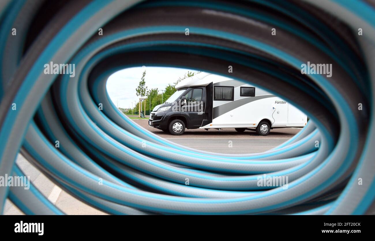 Erfurt, Allemagne. 21 mai 2021. Un véhicule est stationné sur un nouveau site de caravane géré par Erfurt Tourismus und Marketing GmbH (ETMG). Le site près du terrain d'egapark BUGA a été ouvert le même jour. À Erfurt, la valeur de sept jours des nouvelles infections à Corona pour 100,000 000 habitants est maintenant nettement inférieure à 100. Credit: Martin Schutt/dpa-Zentralbild/dpa/Alay Live News Banque D'Images