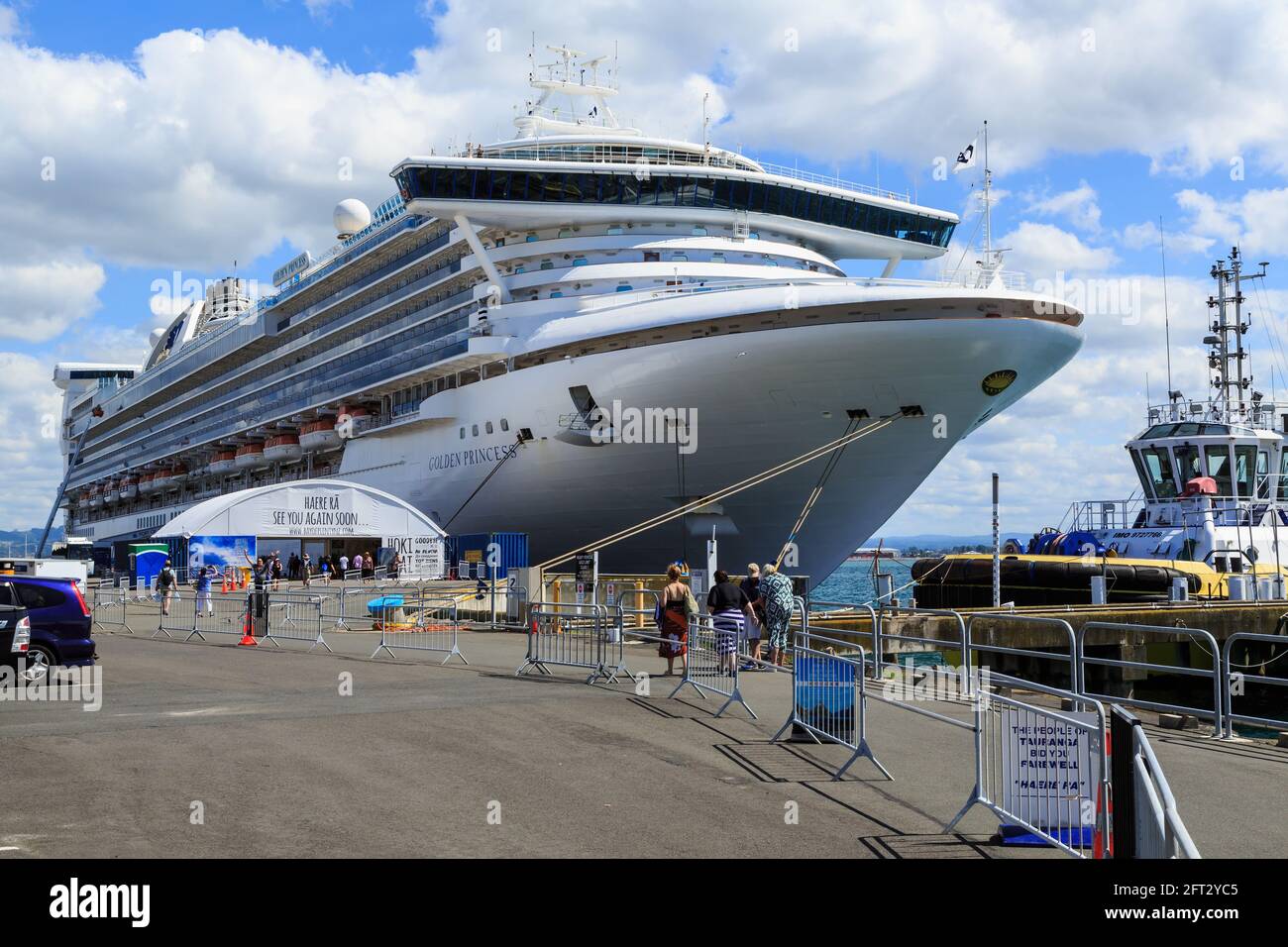 Le paquebot de croisière 'Golden Princess' dans le port de Tauranga, en Nouvelle-Zélande, avec des passagers retournant au navire Banque D'Images