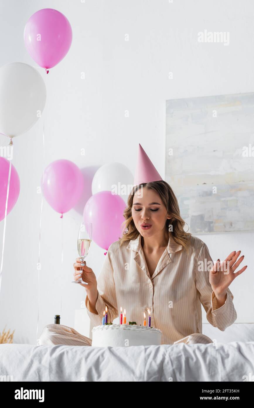Champagne Gateau D Anniversaire Bougies Banque D Image Et Photos Alamy