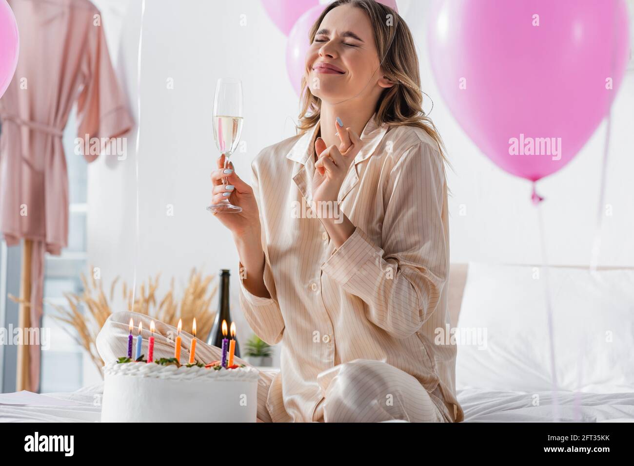 Champagne Gateau D Anniversaire Bougies Banque D Image Et Photos Alamy