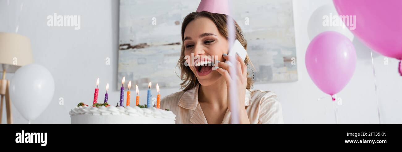 Femme Excitee Parlant Sur Telephone Portable Pres Des Ballons Et Gateau D Anniversaire Banniere Photo Stock Alamy Femme Excitee Parlant Sur Telephone Portable Pres Des Ballons Et Gateau D Anniversaire Banniere Photo Stock Alamy