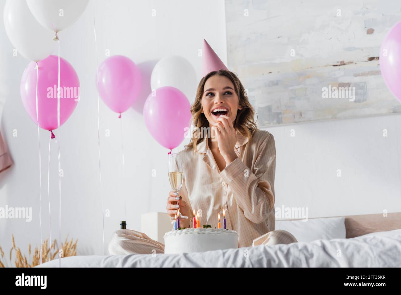 Champagne Gateau D Anniversaire Bougies Banque D Image Et Photos Alamy