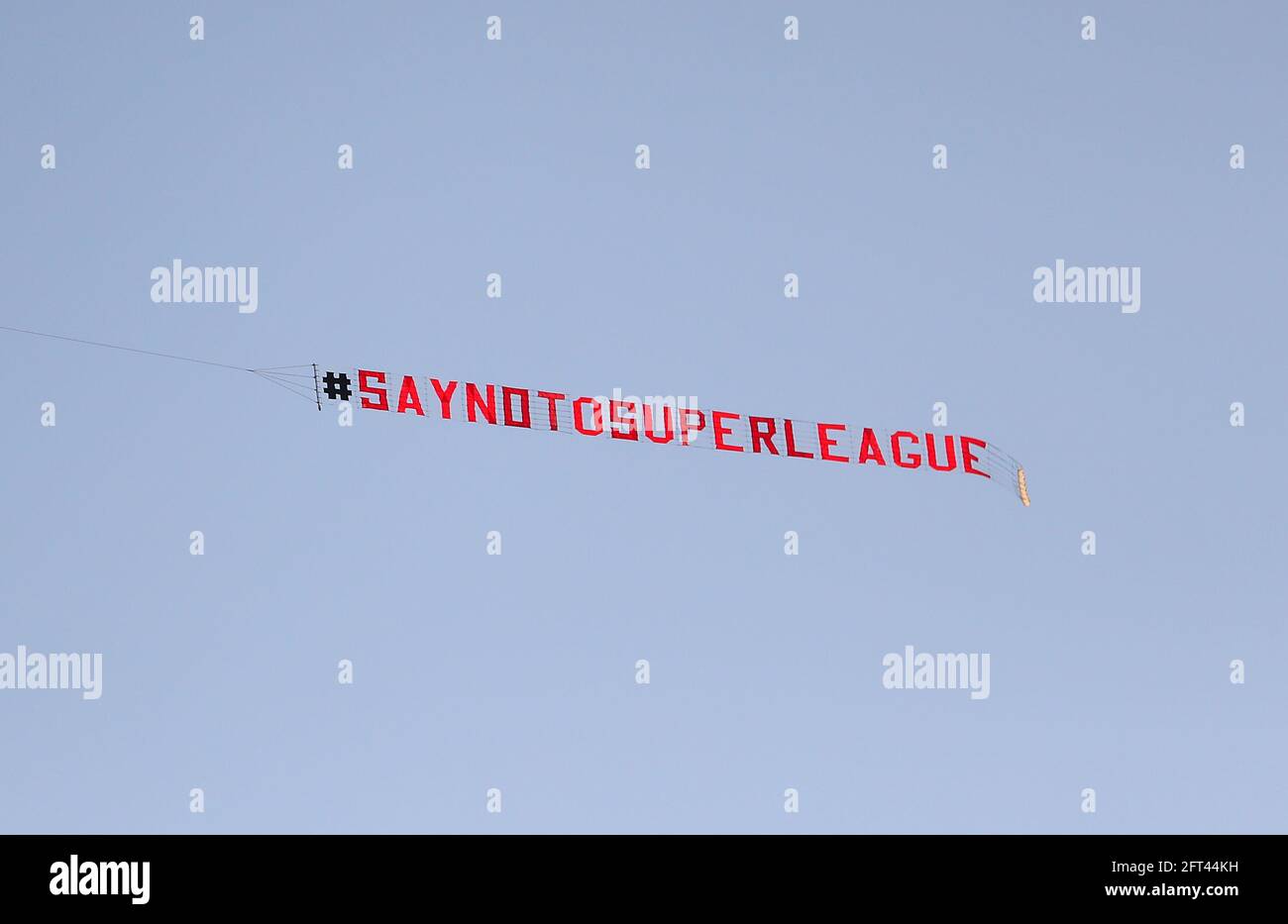 Photo du dossier datée du 19-04-2021 d'un avion avec une bannière « non à la Super League » survolant Elland Road contre la décision de Liverpool d'être inclus parmi les clubs qui tentent de former une nouvelle Super League européenne. Date de publication : vendredi 21 mai 2021. Banque D'Images