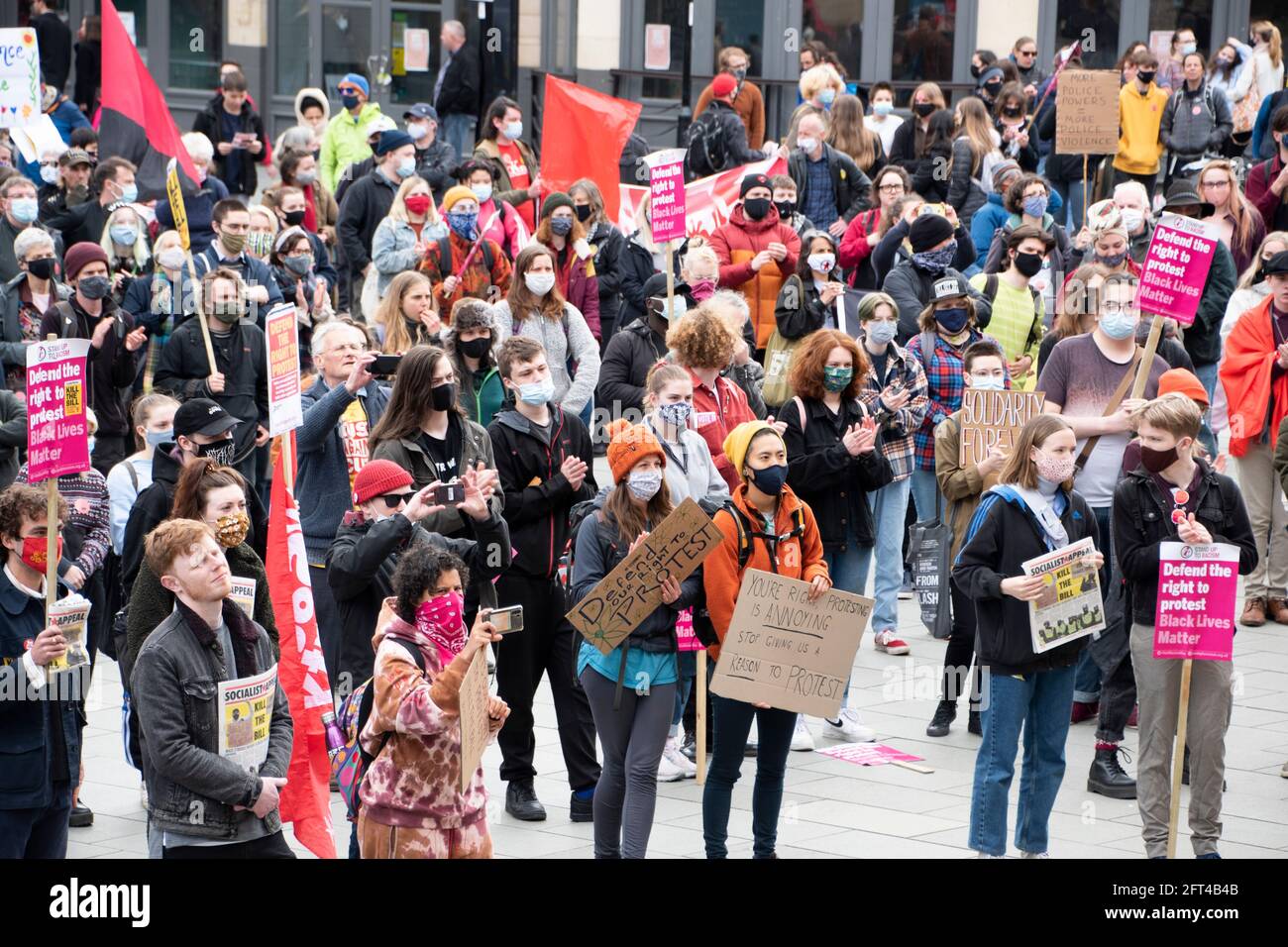 Sheffield, Royaume-Uni : 1er mai 2021 : les manifestants se réunissent pour des discours à l'hôtel de ville à l'occasion de la Journée internationale des travailleurs et tuent la manifestation Bill, Barker’s Pool Banque D'Images