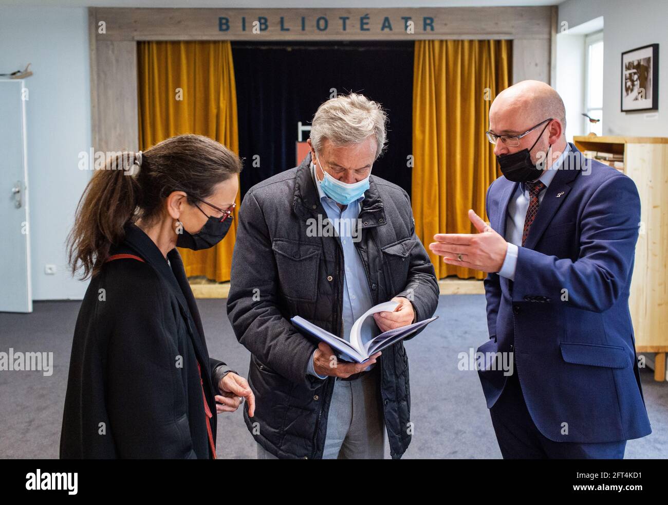 Paris, France. 20 mai 2021. Après sept ans de travaux de rénovation, le Centre tchèque de Paris a inauguré sa bibliothèque au sein du consulat tchèque avec l'exposition "milan Kundera: Nostalgie pour l'Europe" qui s'ouvre au public le jeudi 20 mai 2021 à Paris, en France. Sur la photo sont vus R-L directeur du Centre tchèque à Paris Jiri Hnicila et l'éditeur Antoine Gallimard. Crédit: Tereza Novakova/CTK photo/Alay Live News Banque D'Images