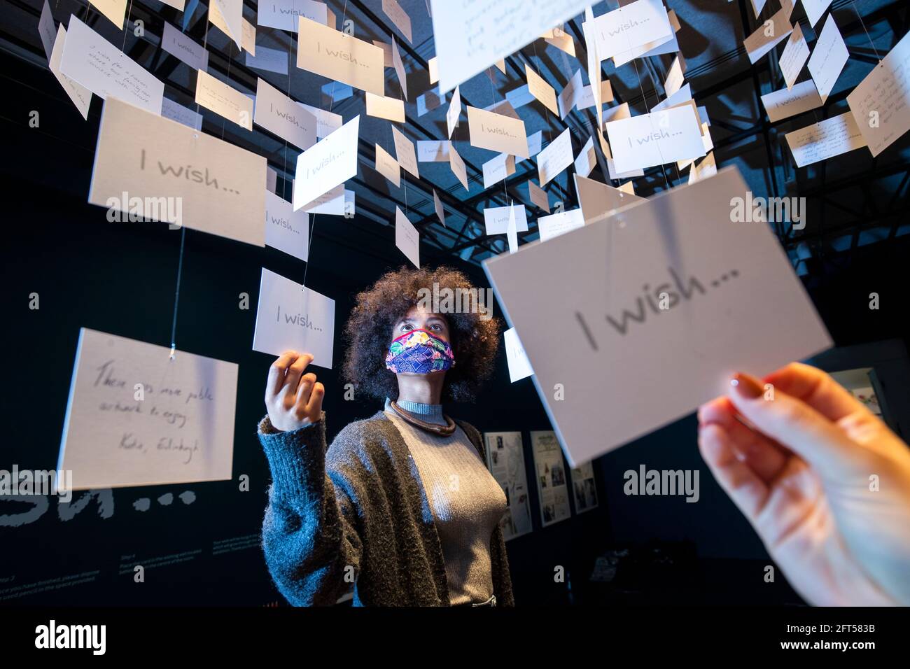 Sonia Napolitano, coordinatrice du programme, examine de plus près certains des souhaits écrits par des gens de toute l'Écosse qui font partie de la pièce maîtresse de l'exposition « et si…?/Écosse », qui a été conçue pour être présentée à Venise dans le cadre de la 17e exposition internationale d'architecture la Biennale di Venezia, Mais sera désormais ouvert à V&A Dundee le samedi 22 mai et se déroulera jusqu'au dimanche 21 novembre 2021. Date de la photo: Vendredi 21 mai 2021. Banque D'Images