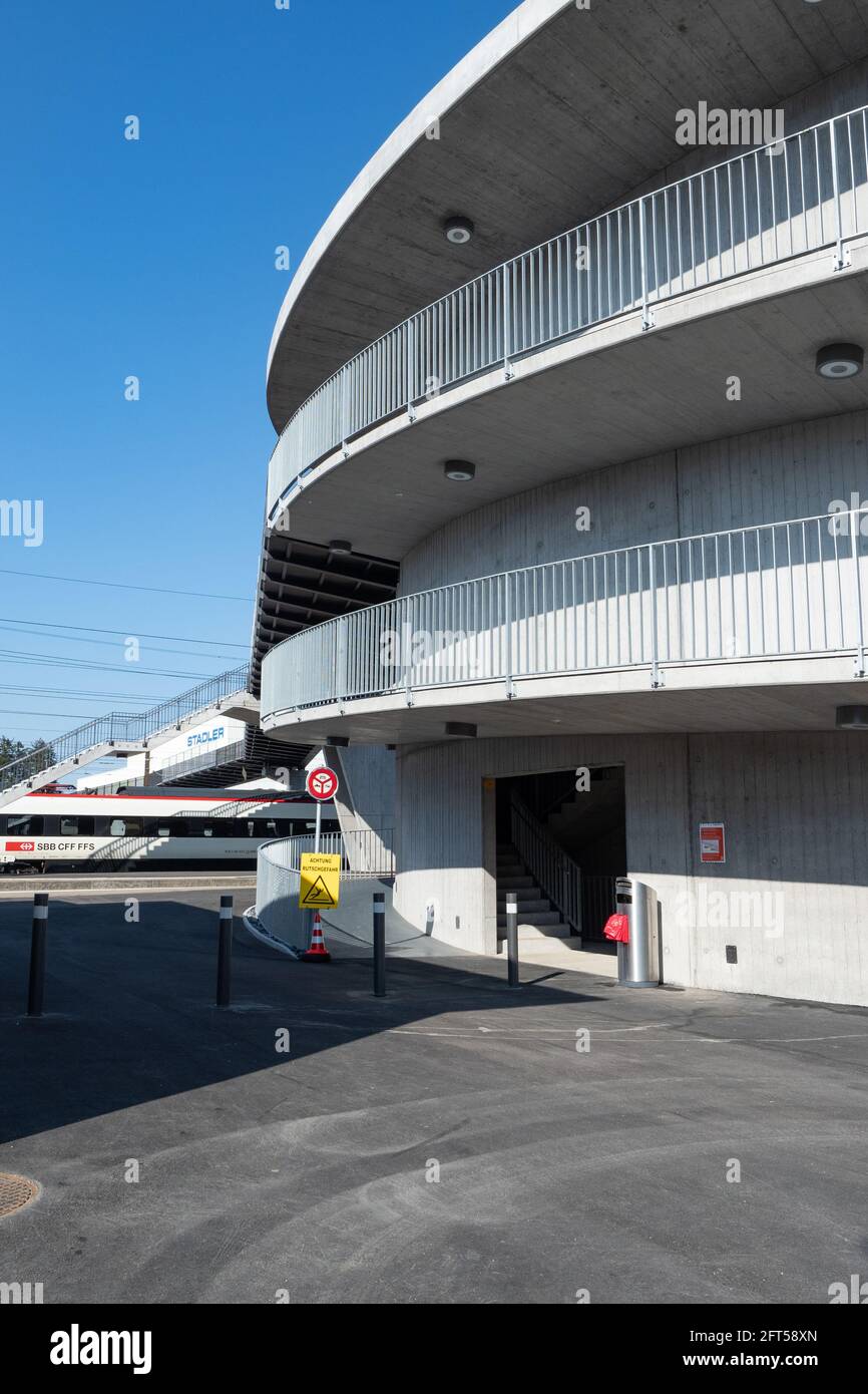 St.Margrethen, Suisse - 25 avril 2021 : rampe à vélo et pont sur rail Banque D'Images