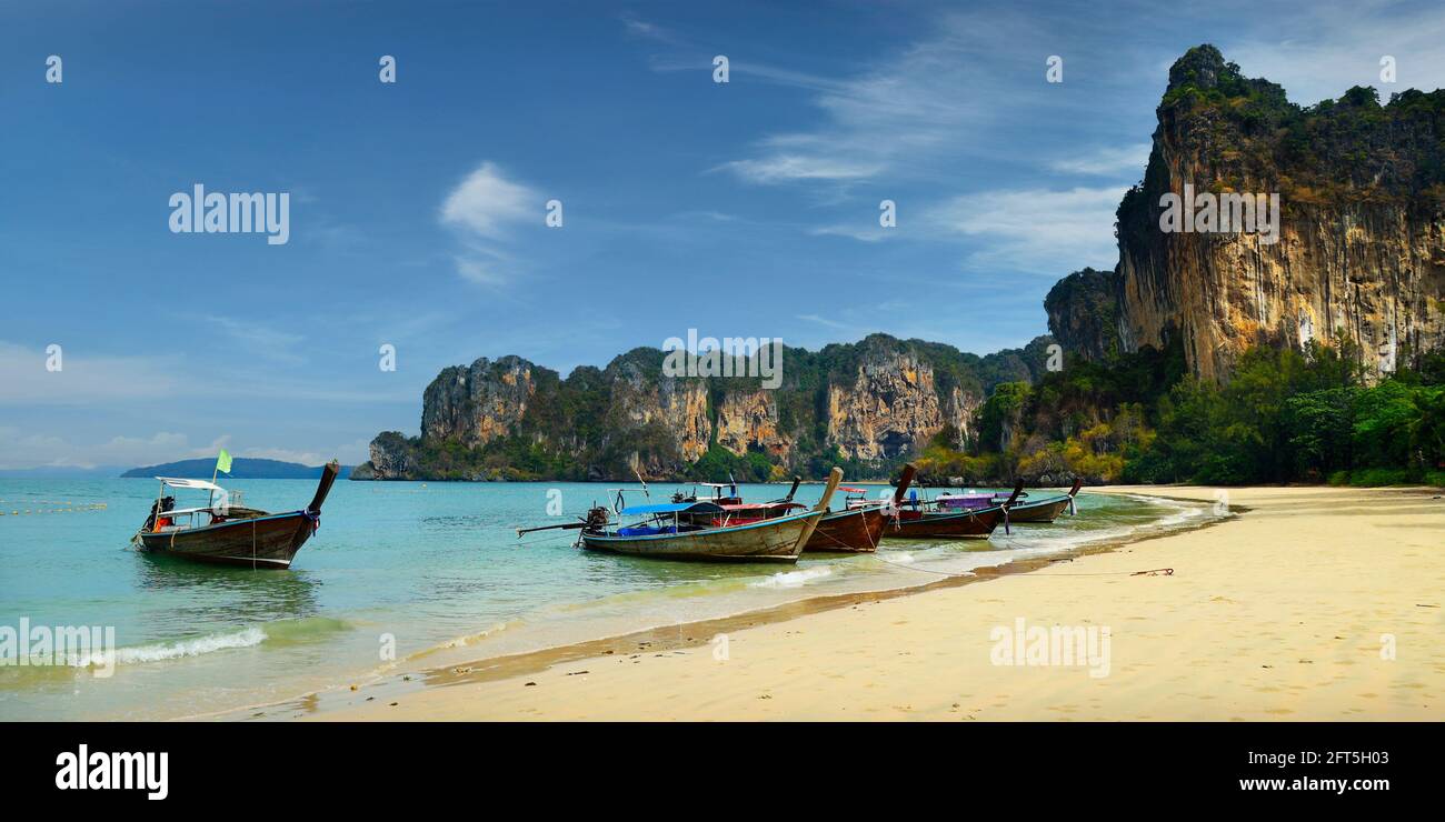 vue sur l'île calcaire et le bateau à longue queue à phang baie de nga en thaïlande Banque D'Images