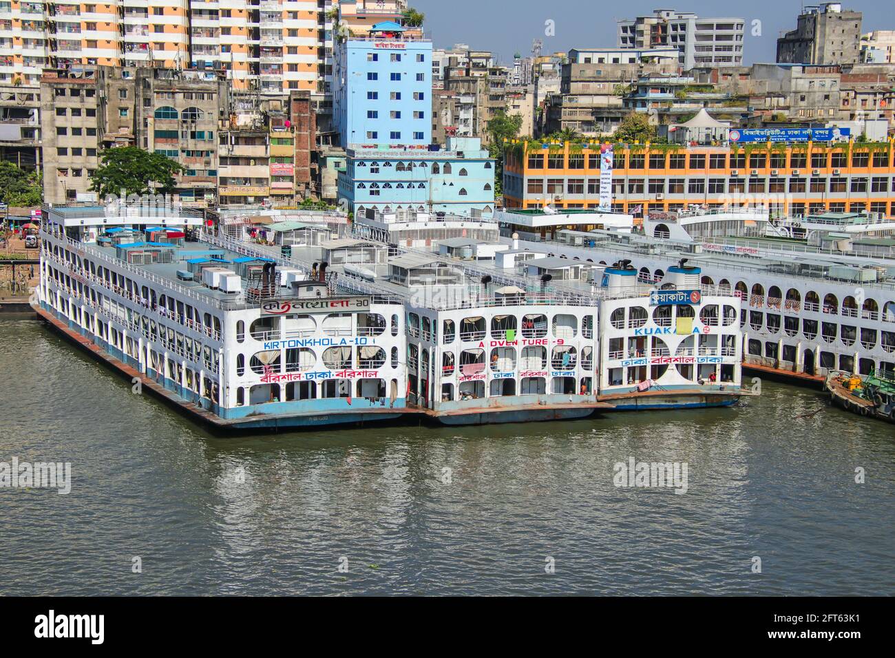 Fleuve Buriganga, Dhaka, Bangladesh : le fleuve Buriganga est toujours occupé avec des bateaux en bois et des ferries de passagers Banque D'Images