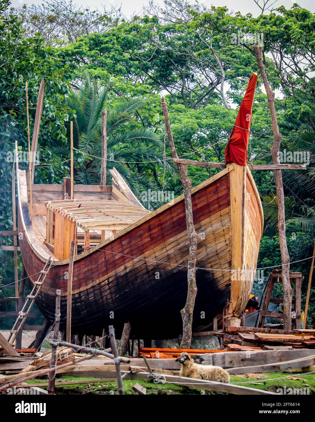 Rangabali, Patuakhali, Bangladesh : des travaux sont en cours pour préparer un bateau de pêche en bois Banque D'Images