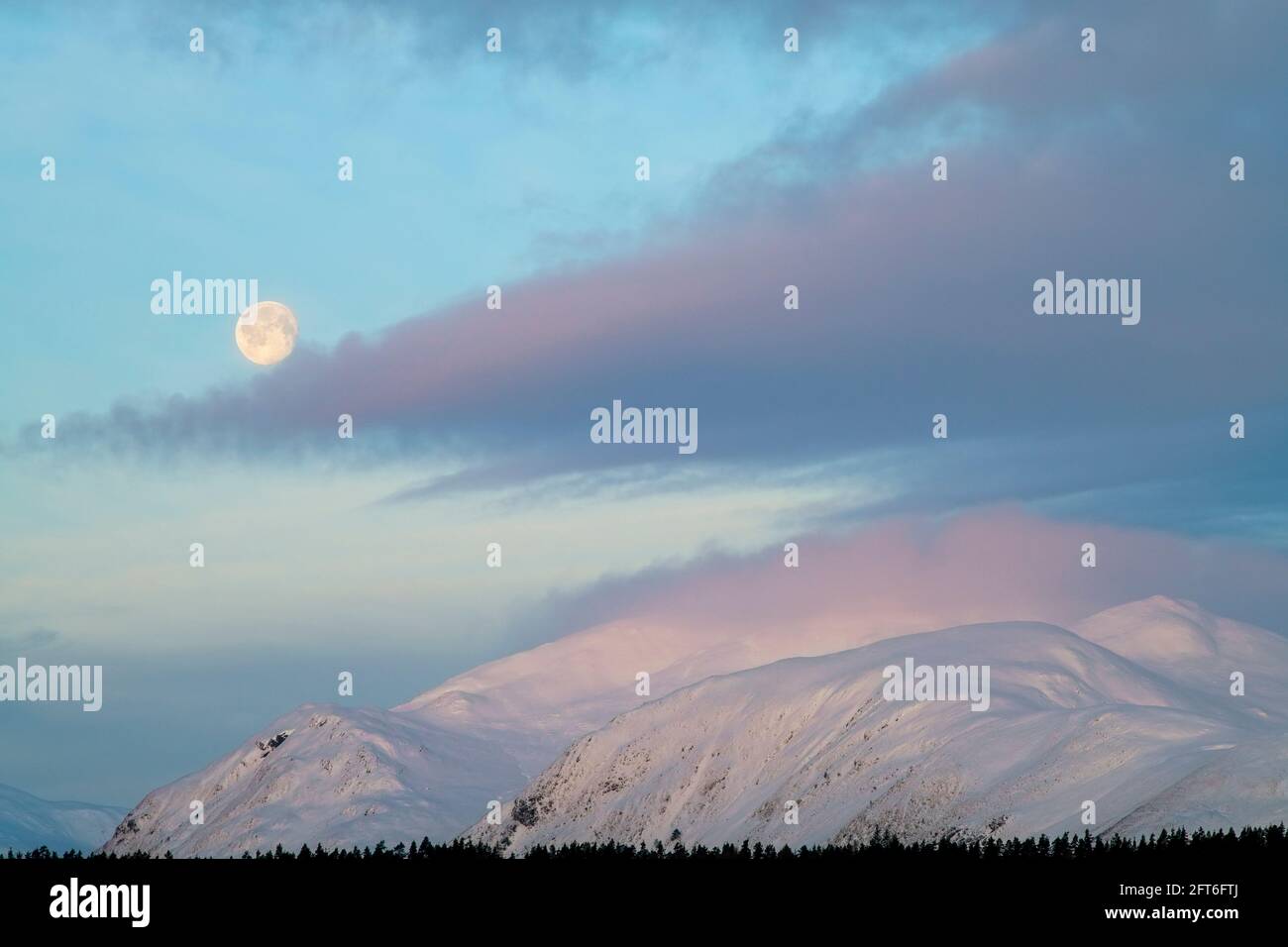 Pleine lune sur les montagnes, Écosse Banque D'Images