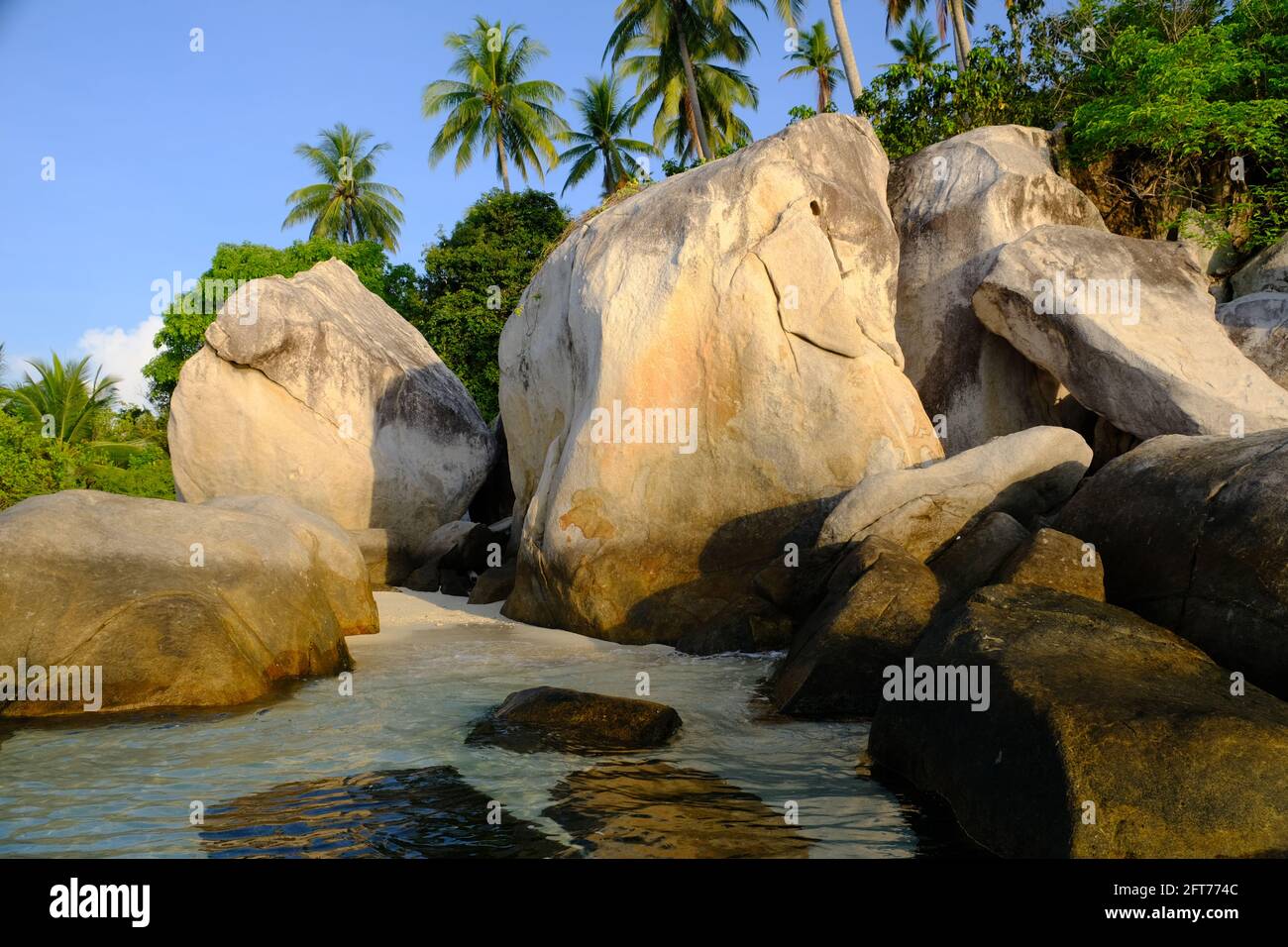 Iles Anambas d'Indonésie - Plage de l'île de Telaga avec immense granit rochers Banque D'Images