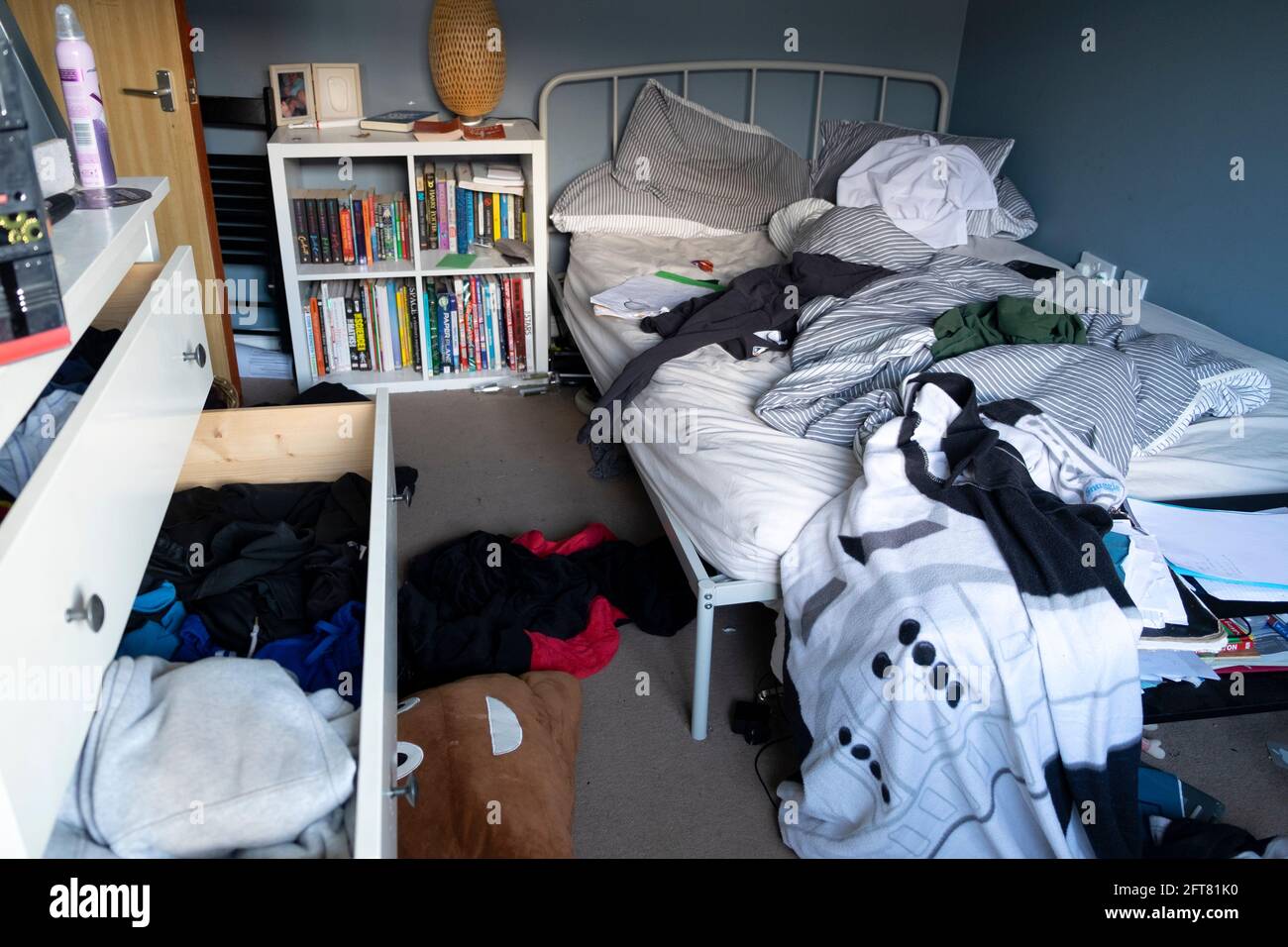 Adolescent garçon adolescents adolescents adolescents 15 16 adolescents désordre chambre chambres à coucher défaites livres de lit ordinateur tiroirs ouverts murs bleus au Royaume-Uni KATHY DEWITT Banque D'Images