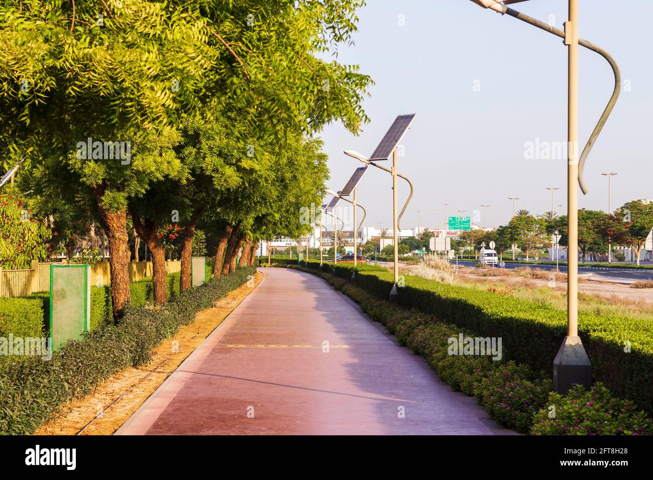 Dubai, Émirats Arabes Unis - 05.21.2021 - piste de jogging dans le parc nad Al Hamar, tôt le matin. Le poteau de lampe alimenté par des panneaux solaires peut être vu dans l'image Banque D'Images