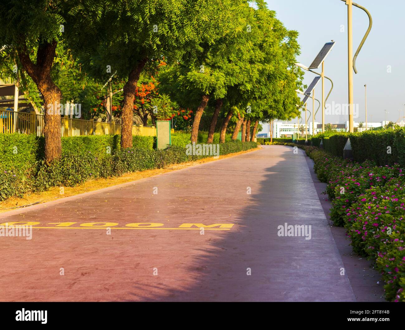 Dubai, Émirats Arabes Unis - 05.21.2021 - piste de jogging dans le parc nad Al Hamar, tôt le matin. Le poteau de lampe alimenté par des panneaux solaires peut être vu dans l'image Banque D'Images