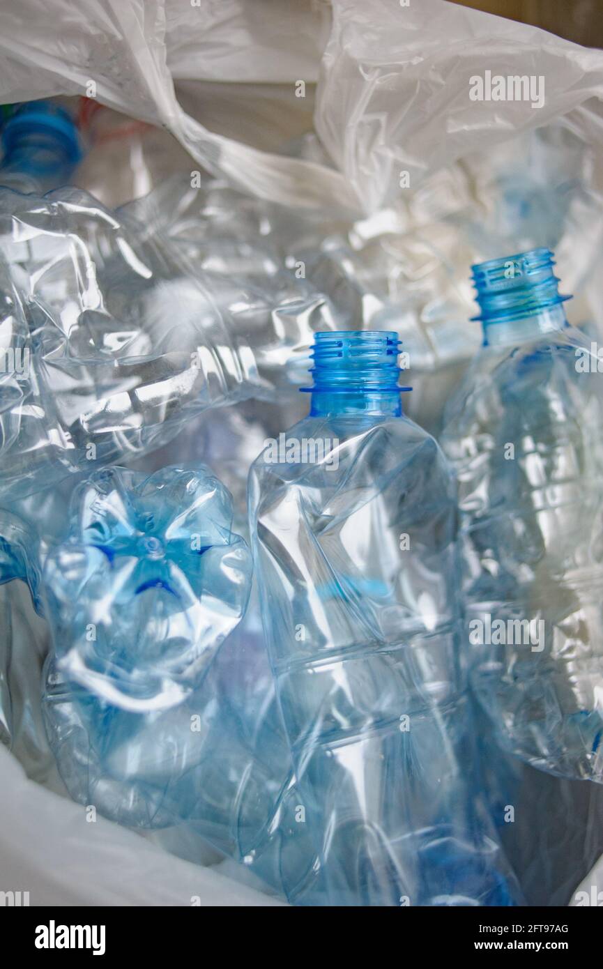 Concept : les bouteilles vides d'eau usagées sont prêtes pour le recyclage Banque D'Images