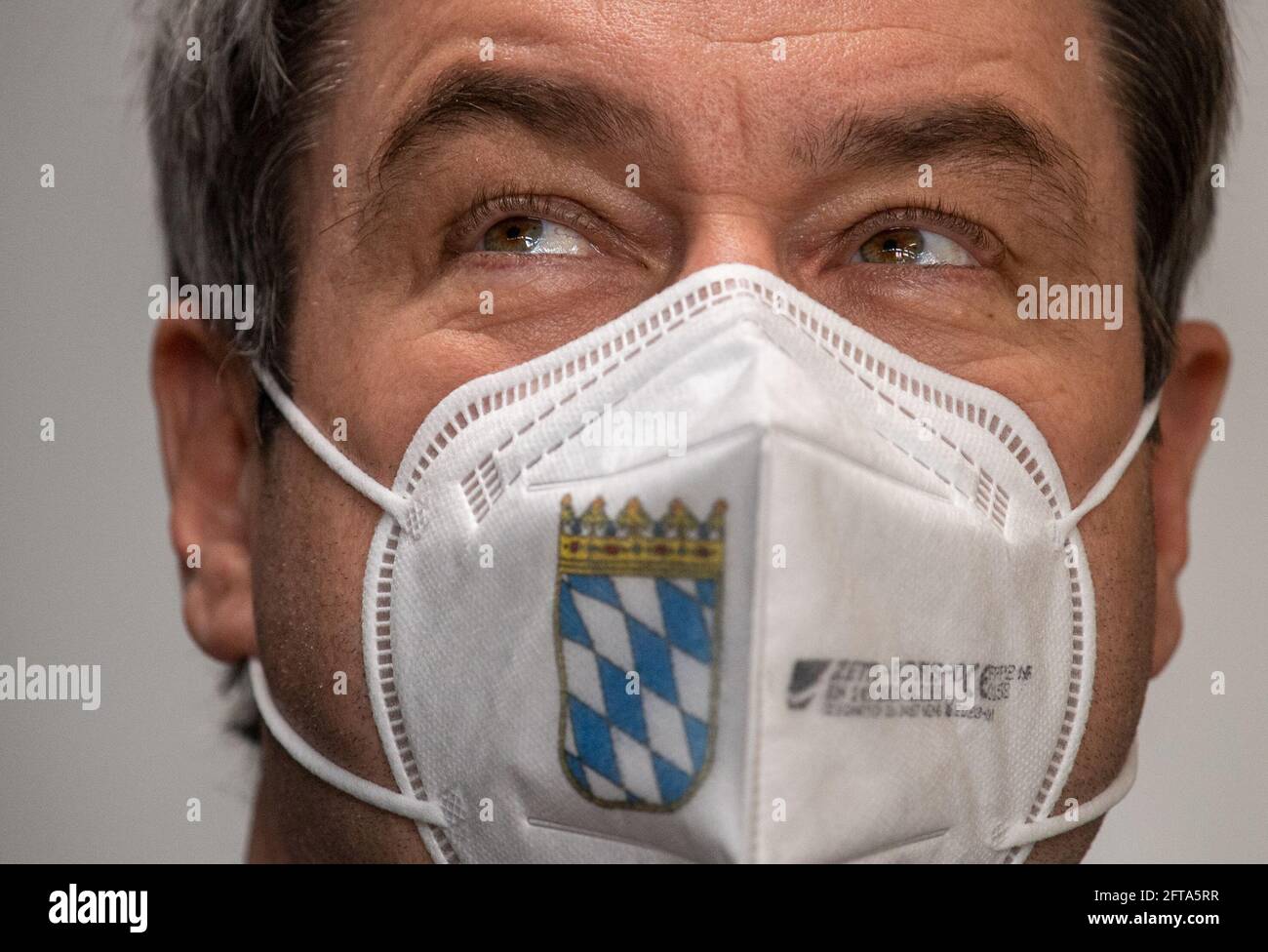 Leuna, Allemagne. 21 mai 2021. Markus Söder (CSU), Premier ministre de Bavière, porte un masque FFP-2 avec les armoiries de l'État libre de Bavière lors de sa visite au Centre Fraunhofer pour les procédés chimiques et biotechnologiques CBP à Leuna. Söder et le Premier ministre de Saxe-Anhalt, Haseloff, voulaient en savoir plus sur l'utilisation et la production prévues de matières premières et de produits durables sur le site chimique de Leuna. Credit: Hendrik Schmidt/dpa-Zentralbild/dpa/Alay Live News Banque D'Images