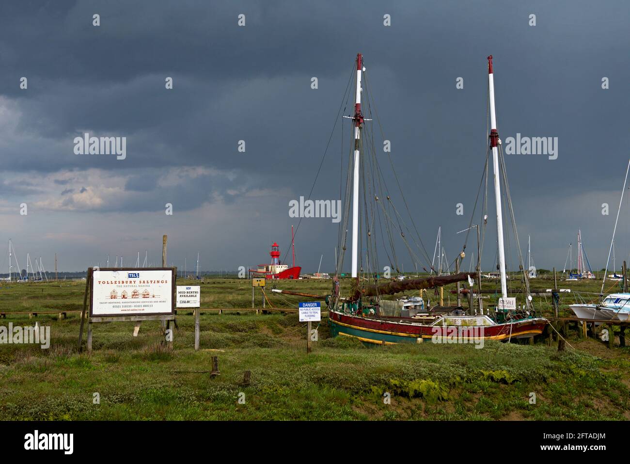 Bateaux sur le marais salant, West Mersea, Essex, Angleterre, Royaume-Uni Banque D'Images