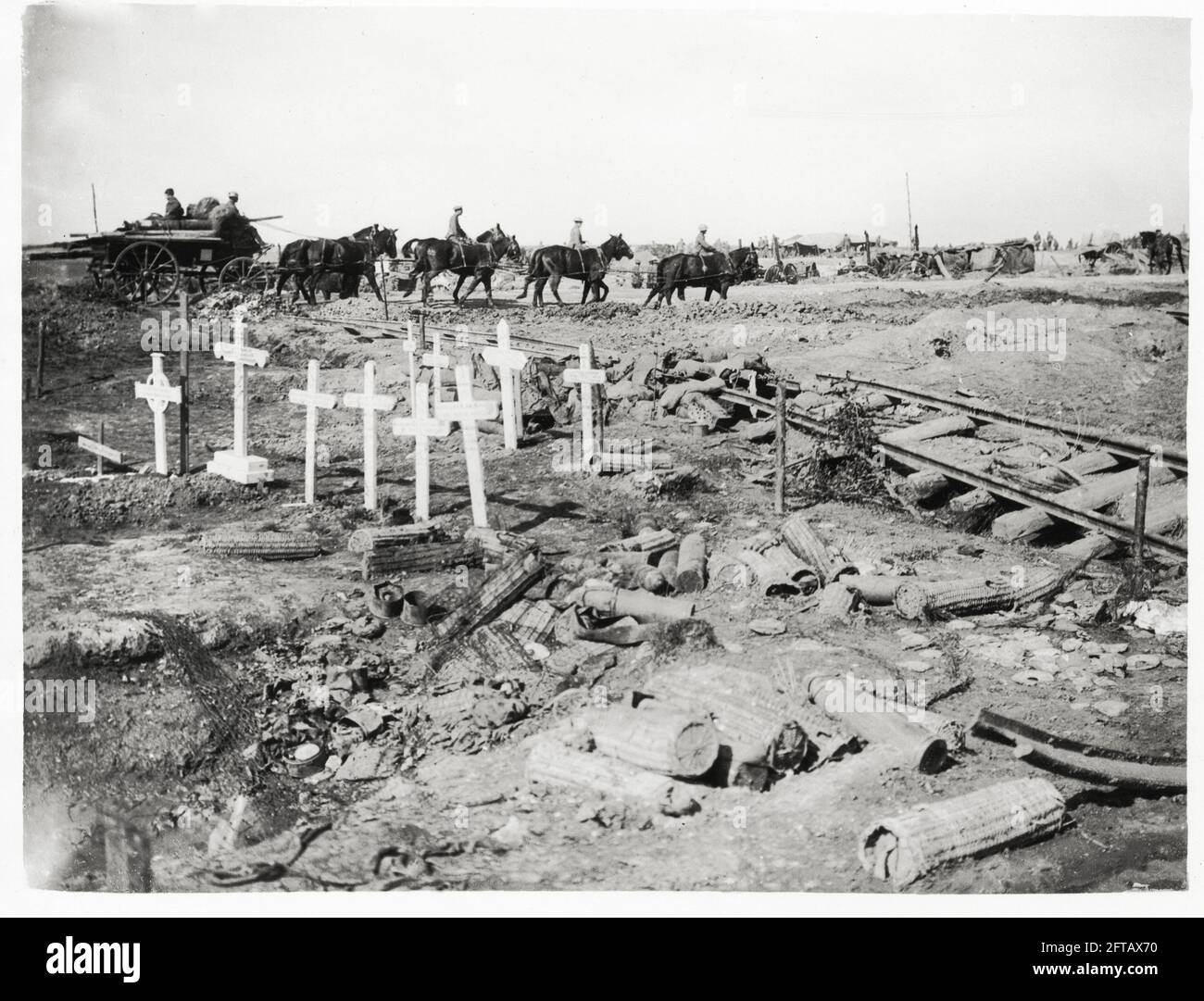 Première Guerre mondiale, première Guerre mondiale, front occidental - UN cimetière britannique, une piste de chemin de fer écrasée, des munitions allemandes et des chevaux, France Banque D'Images