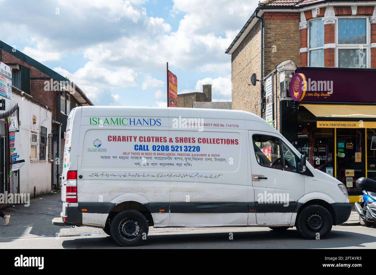 La charité des mains islamiques collectant des vêtements, Newham, Londres Banque D'Images
