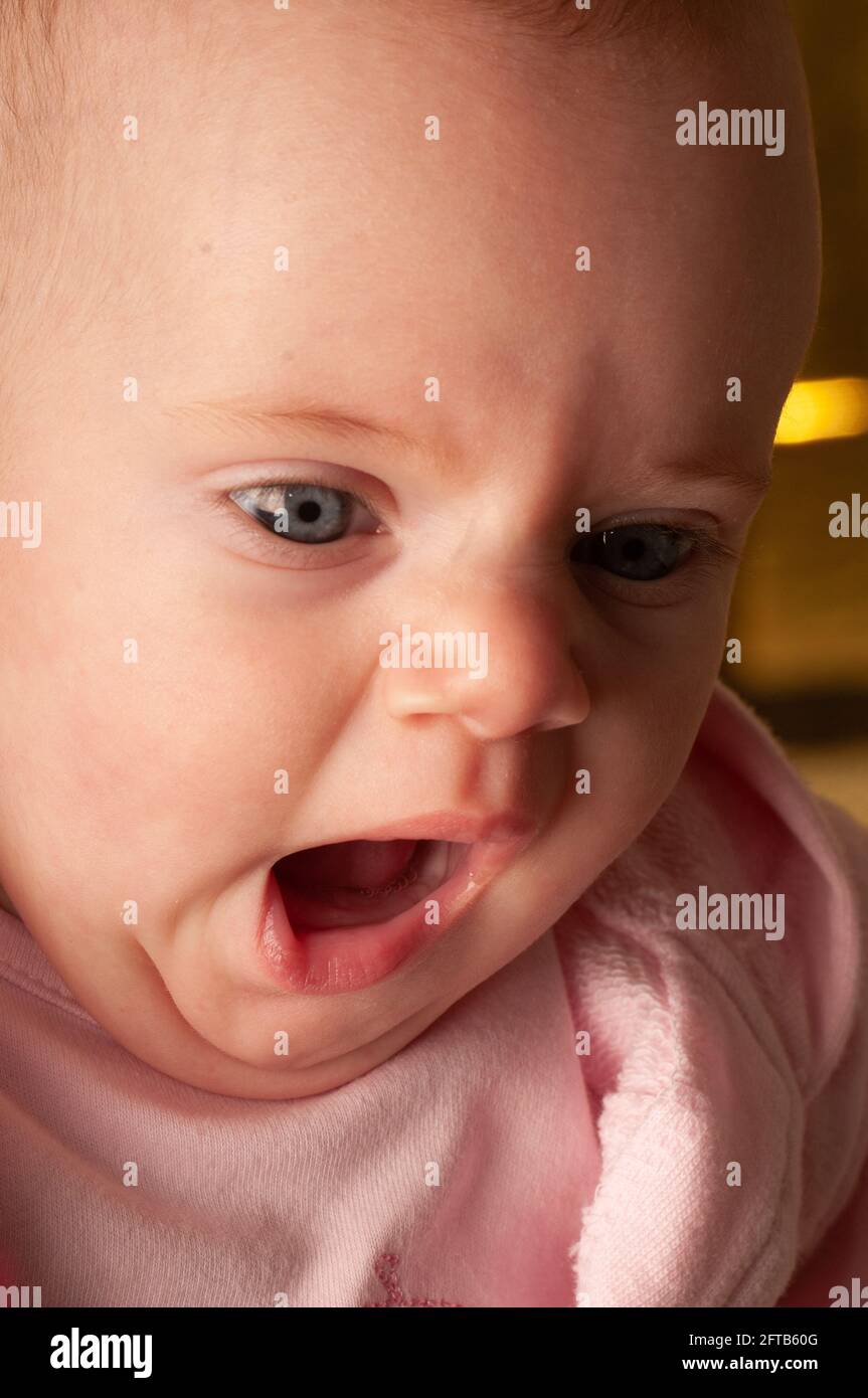 Fille De Bebe Yeux Bleus Cheveux Blonds Portrait Fille De Bebe Italienne Italie Photo Stock Alamy