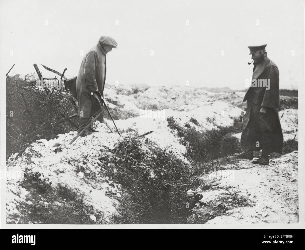 Première Guerre mondiale, première Guerre mondiale, front occidental - M. Ben Tillett inspecte une tranchée allemande Banque D'Images