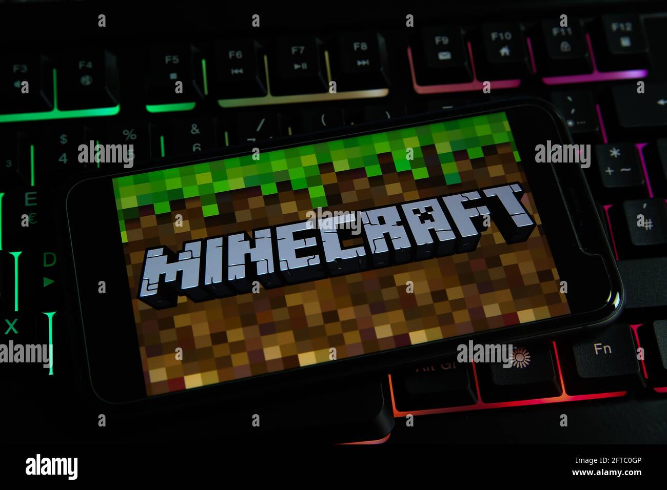 Viersen, Allemagne - mai 9. 2021: Gros plan de smartphone avec logo  lettrage de Minecraft sur le clavier d'ordinateur Photo Stock - Alamy