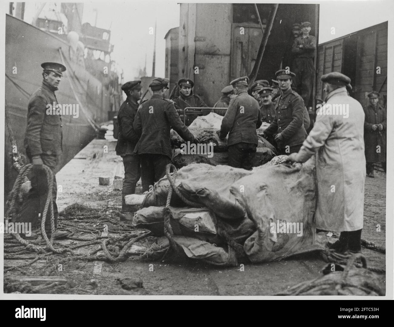 Première Guerre mondiale, première Guerre mondiale, front occidental - déchargement de la viande d'un navire d'approvisionnement alimentaire dans un train Banque D'Images
