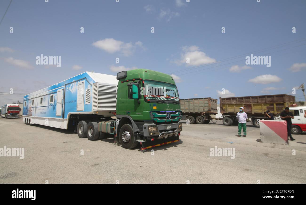 Rafah. 21 mai 2021. Un camion arrive à la porte de Kerem Shalom Crossing, dans la ville de Rafah, dans le sud de la bande de Gaza, le 21 mai 2021. Un accord de cessez-le-feu négocié par l'Égypte est entré en vigueur tôt vendredi à 2 h 00, heure palestinienne, entre Israël et les groupes militants dirigés par le mouvement de résistance islamique (Hamas). Credit: Khaled Omar/Xinhua/Alamy Live News Banque D'Images