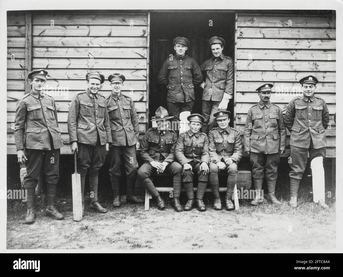 Première Guerre mondiale, première Guerre mondiale, front occidental - les soldats font une pause en jouant au cricket, un sport utilisé dans le cadre de leur convalescence dans un camp de WAAC (Women's Army Auxiliary corps) Banque D'Images