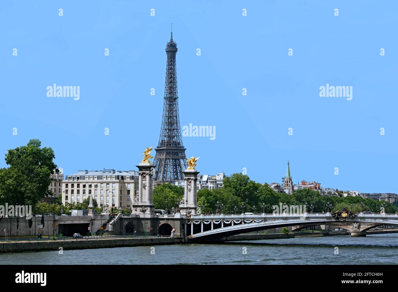 Horizon de Paris avec la Seine et le pont Alexander Banque D'Images