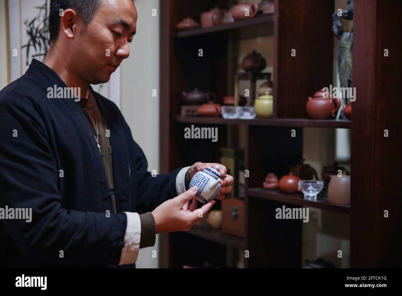 Sydney. 21 mai 2021. Shane Shu prépare une théière dans un salon de thé de style chinois au quartier chinois de Sydney, en Australie, le 21 mai 2021. L'Assemblée générale des Nations Unies a adopté une résolution en décembre 2019 pour désigner le 21 mai comme Journée internationale du thé. Credit: Bai Xuefei/Xinhua/Alay Live News Banque D'Images