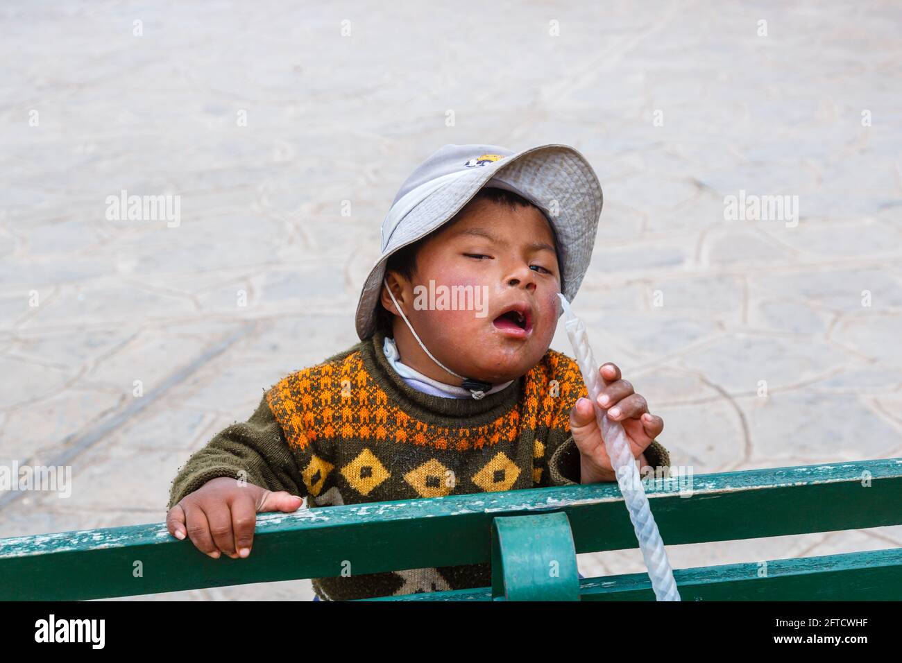 Un garçon du syndrome de Quechua Down à Chinchero, un petit village rustique andin de la vallée Sacrée, province d'Urubamba, région de Cusco, Pérou Banque D'Images