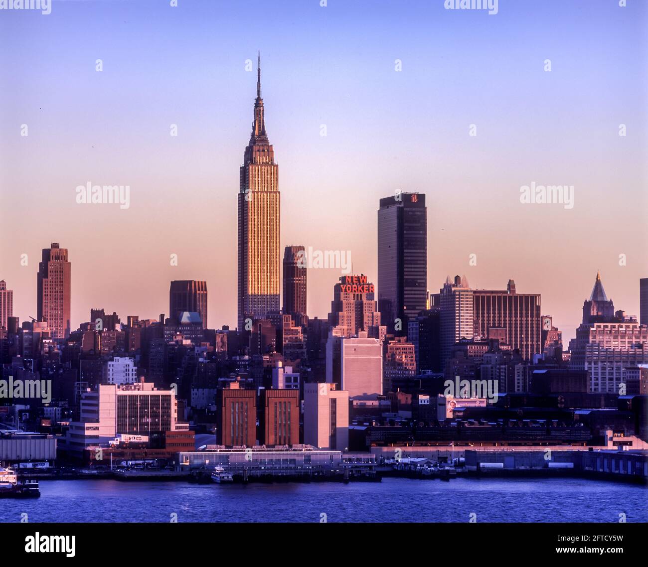2006 BÂTIMENT HISTORIQUE DE L'EMPIRE STATE (©SHREVE LAMB & HARMON 1931) HORIZON MIDTOWN HUDSON RIVER MANHATTAN NEW YORK CITY USA Banque D'Images