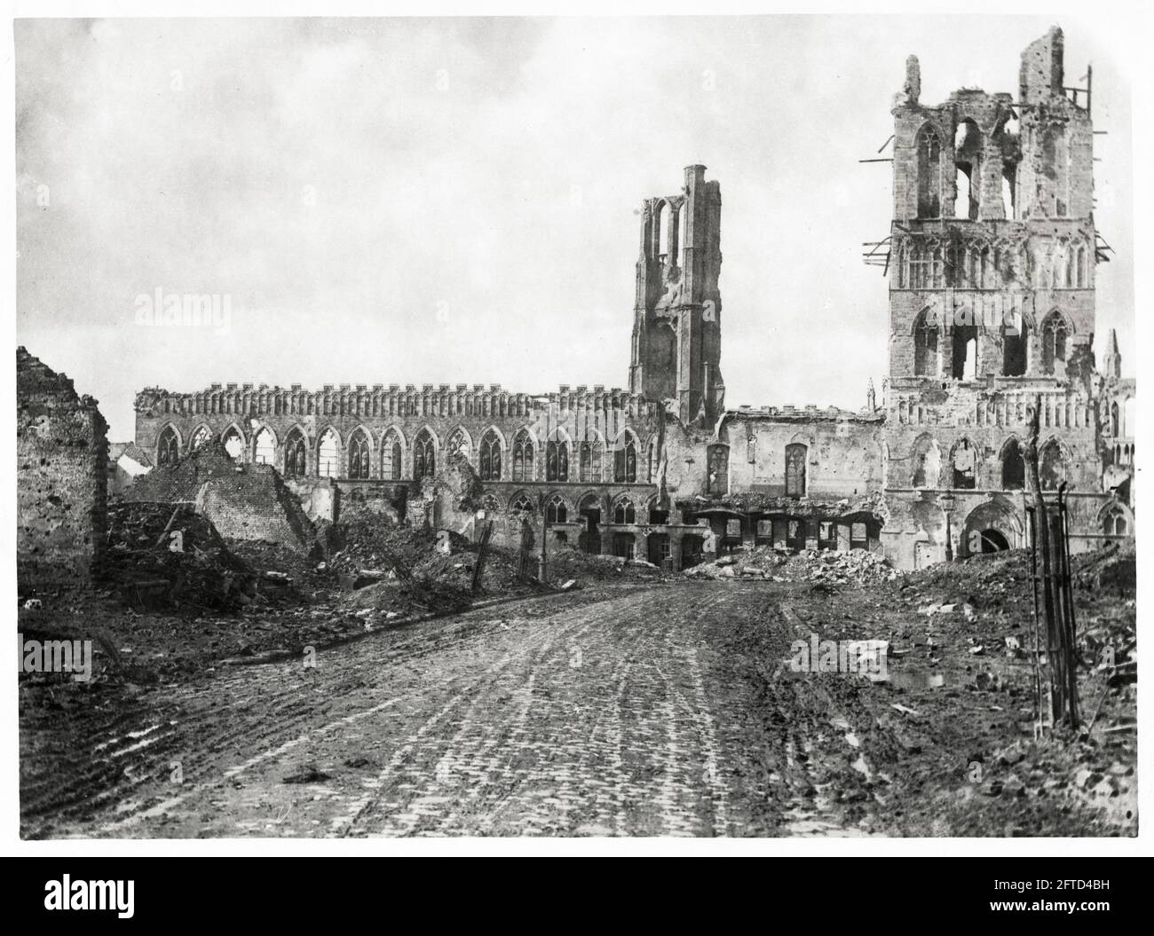 Première Guerre mondiale, première Guerre mondiale, front occidental - les vestiges d'un Hall de tissus lourdement bombardé., Ypres (Lakenhal, Lakenhalle), Belgique Banque D'Images