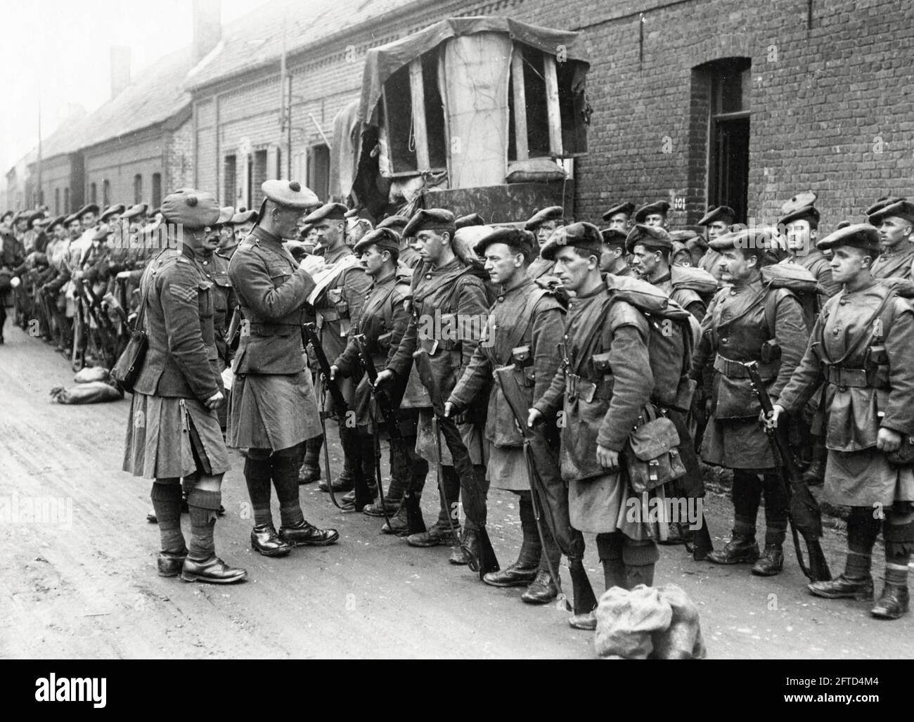 Première Guerre mondiale, première Guerre mondiale, front occidental - The Black Watch, Scottish Regiment, dans un village répondant "présent" avant d'entrer dans la ligne de tir, France Banque D'Images