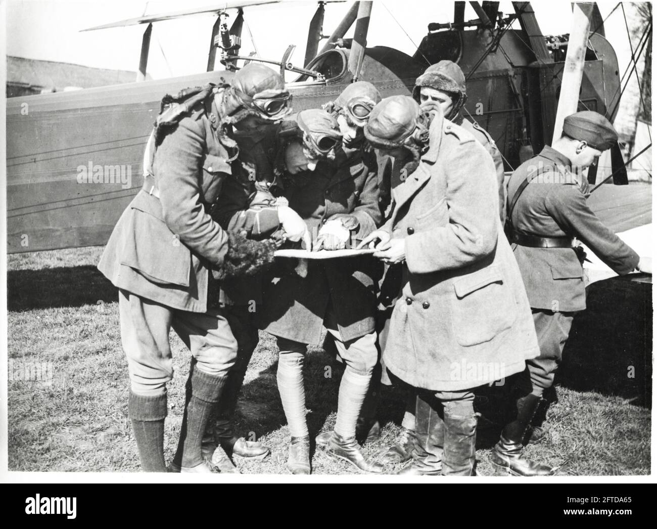 Première Guerre mondiale, première Guerre mondiale, front occidental - pilotes et observateurs de la RAF marquant des positions allemandes, France Banque D'Images