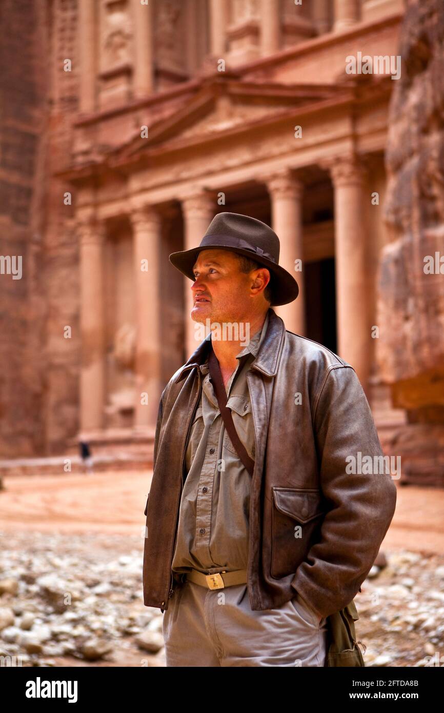 US Tourist habillé comme Harrison Ford en dehors du Trésor (Al-Khazneh), un emplacement de 'Indiana Jones et la dernière croisade". Banque D'Images