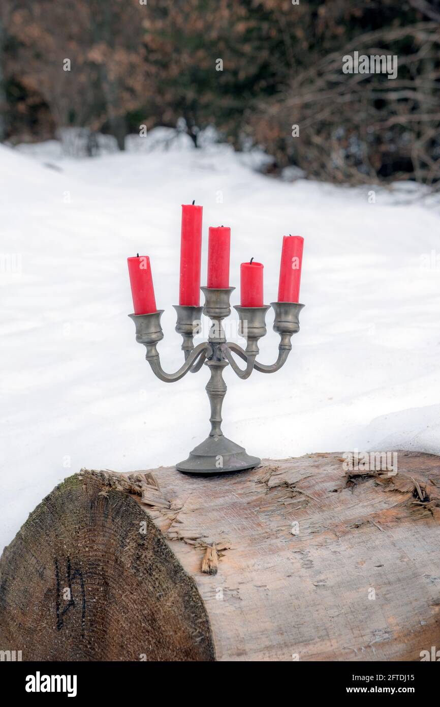 chandelier à cinq bougies rouges sur un arbre coffre extérieur en hiver Banque D'Images