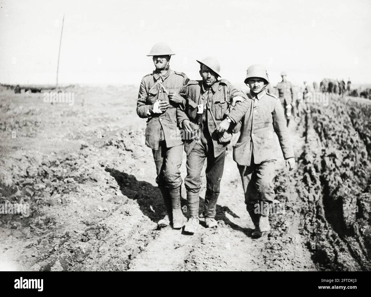 Première Guerre mondiale, première Guerre mondiale, front occidental - NCO allemand et deux gardes blessés qui reviennent en France Banque D'Images