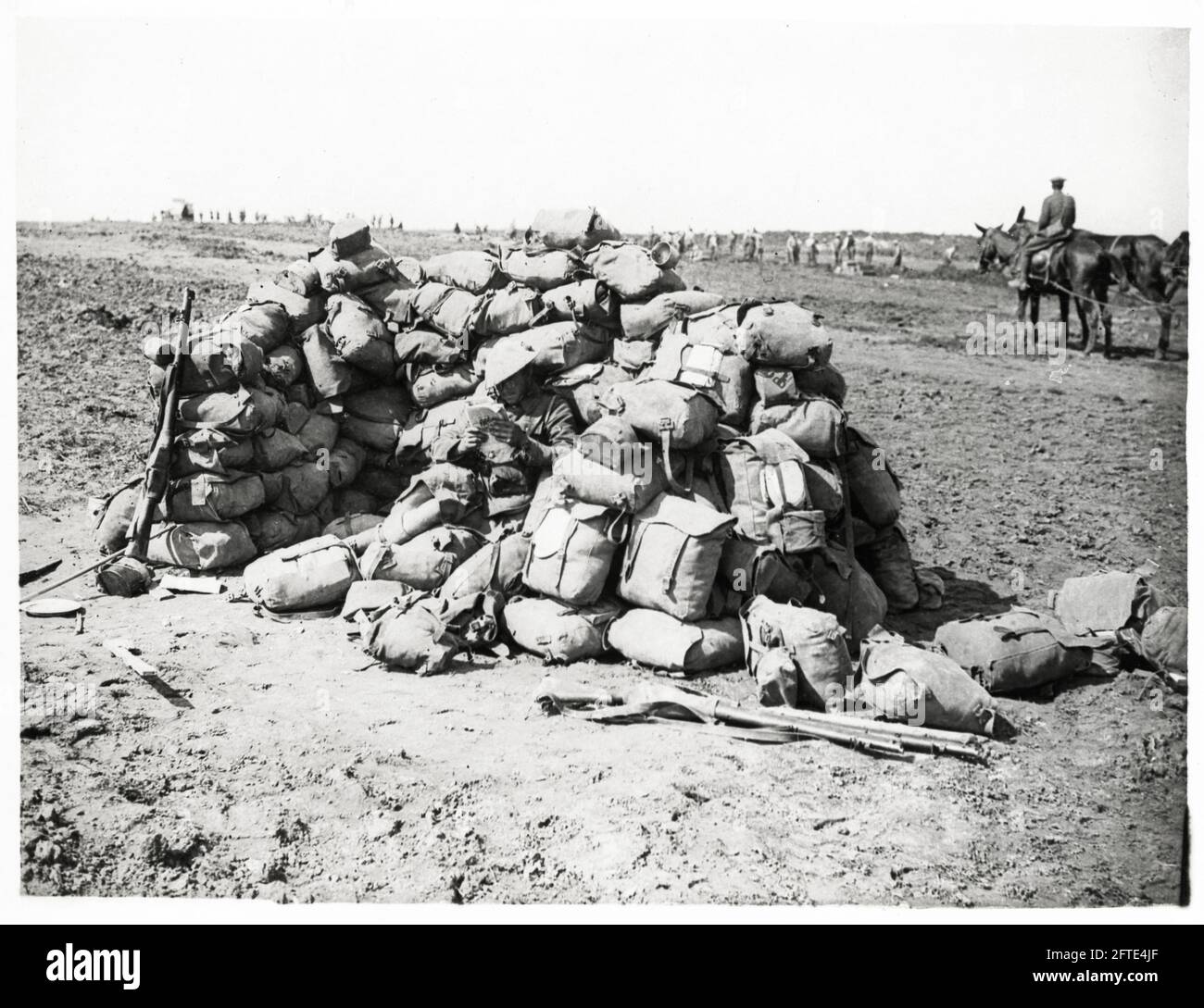 Première Guerre mondiale, première Guerre mondiale, front occidental - l'homme laissé en charge des paquets d'un bataillon dans les tranchées les rend en forme d'abri Banque D'Images