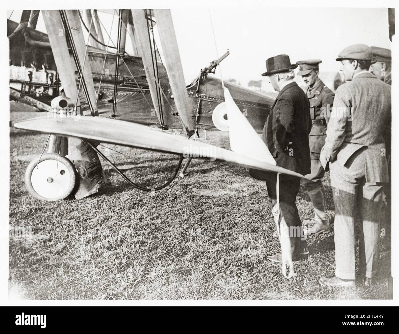 Première Guerre mondiale, première Guerre mondiale, front de l'Ouest - le Premier ministre britannique Herbert Asquith inspecte un avion criblé de balles qui vient de rentrer d'un vol Banque D'Images