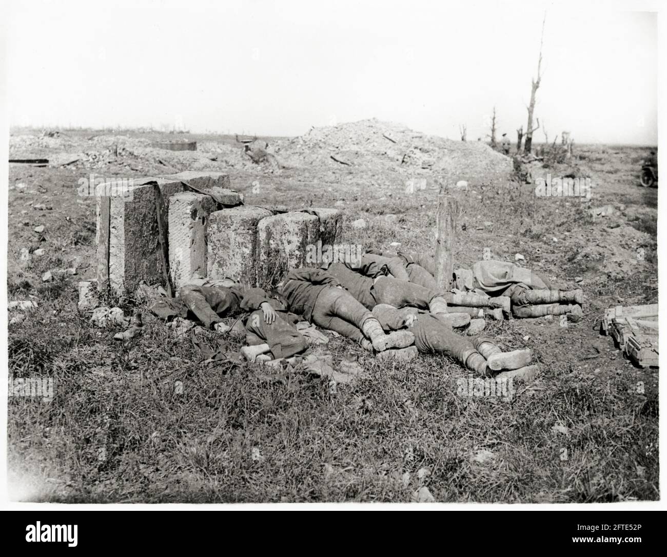 Première Guerre mondiale, première Guerre mondiale, Front occidental - hommes reposant par des pierres après une longue marche, France Banque D'Images